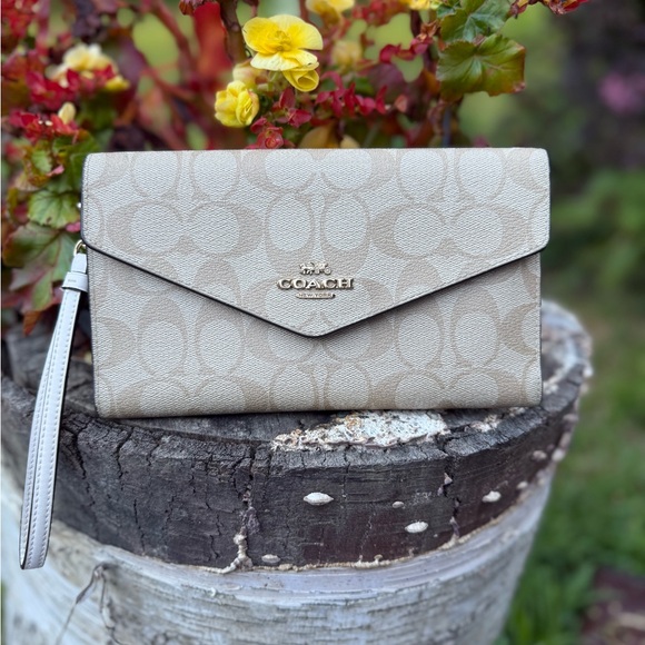 Coach Sig C Travel envelope wallet - Picture 1 of 16